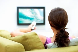 Tranh giành kênh tivi, mẹ hành hung con trai