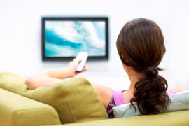 Tranh giành kênh tivi, mẹ hành hung con trai