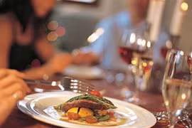 Cha mẹ bỏ quên con gái tại nhà hàng vì vội quỵt tiền ăn