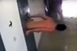 Tù nhân khỏa thân, chui qua ô cửa đưa thức ăn để vượt ngục