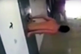 Tù nhân khỏa thân, chui qua ô cửa đưa thức ăn để vượt ngục