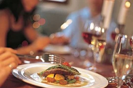 Cha mẹ bỏ quên con gái tại nhà hàng vì vội quỵt tiền ăn