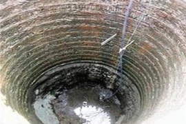 Bé trai 1 tháng tuổi tử vong vì bị bác ném xuống giếng