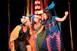 Vở kịch ra mắt “trái mùa”