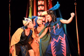 Vở kịch ra mắt “trái mùa”