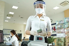 Tín hiệu đáng lo của dòng tiền: Dân cư rút tiền khỏi ngân hàng, doanh nghiệp lại gửi nhiều hơn