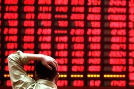 “Dẫm đạp” lên nhau bán tháo cổ phiếu ngân hàng, VN-Index lao dốc, nhà đầu tư bức xúc vì nghẽn lệnh, kẹt hàng