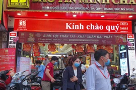 Mặc Covid-19, người dân vẫn đổ xô đi mua vàng trước ngày vía Thần Tài