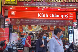 Mặc Covid-19, người dân vẫn đổ xô đi mua vàng trước ngày vía Thần Tài