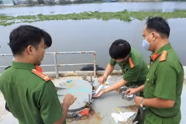 Đội trưởng Kiểm tra chống buôn lậu Tổng cục Hải quan bị bắt do nhận hối lộ trong đường dây buôn lậu 200 triệu lít xăng dầu giả