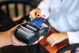 Cảnh báo thủ đoạn chiếm đoạt tiền hoàn toàn mới: Bóc tách, đánh tráo chip khi quẹt thẻ ngân hàng