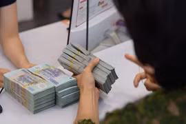 Ngân hàng hỗ trợ doanh nghiệp - nên “xé rào” hạ chuẩn hay không?