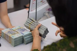 Lo khó khăn của nền kinh tế sẽ dồn lên ngân hàng