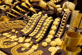 Lo sợ "bong bóng" bitcoin vỡ, dòng tiền quay trở lại với vàng