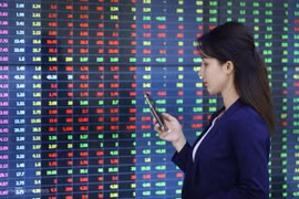 Hàng loạt cổ phiếu bất động sản vẫn “tím lịm” trong phiên "flash sale" của thị trường chứng khoán