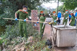 Tuổi trẻ Công an Thủ đô ra quân tổng vệ sinh môi trường, khơi thông dòng chảy sông Tô Lịch 