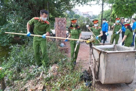Tuổi trẻ Công an Thủ đô ra quân tổng vệ sinh môi trường, khơi thông dòng chảy sông Tô Lịch 