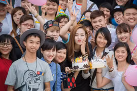 Minh Hằng suýt bật khóc khi được fan Thủ đô tổ chức sinh nhật