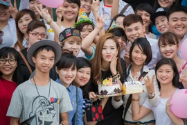 Minh Hằng suýt bật khóc khi được fan Thủ đô tổ chức sinh nhật