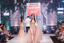 Hoa hậu Diệu Linh cuốn hút trên sàn diễn thời trang