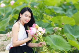 Nữ giảng viên Lương Giang khoe sắc ngọt ngào giữa đầm sen