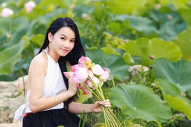 Nữ giảng viên Lương Giang khoe sắc ngọt ngào giữa đầm sen