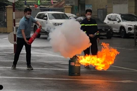 Công an quận Tây Hồ kiểm tra 938 lượt cơ sở, yêu cầu ký cam kết an toàn phòng cháy tại khu dân cư
