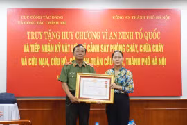 Trao kỷ vật của 3 liệt sỹ Công an Hà Nội đến Bảo tàng Công an nhân dân