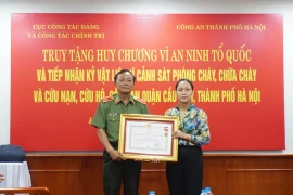 Trao kỷ vật của 3 liệt sỹ Công an Hà Nội đến Bảo tàng Công an nhân dân