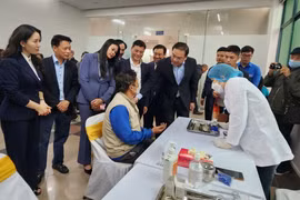 Quận Tây Hồ khám chữa bệnh, tặng quà cho 400 hộ cận nghèo và đối tượng chính sách