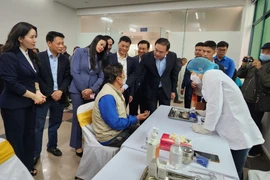 Quận Tây Hồ khám chữa bệnh, tặng quà cho 400 hộ cận nghèo và đối tượng chính sách