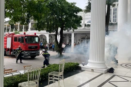 Xử lý tình huống hỏa hoạn giả định tại trung tâm tiệc cưới ở quận Tây Hồ