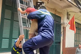 Công an quận Tây Hồ kịp thời cứu cháu bé mắc kẹt tại tầng 2