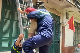 Công an quận Tây Hồ kịp thời cứu cháu bé mắc kẹt tại tầng 2