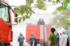 Y tá, bác sỹ, nhân viên Bệnh viện Đa khoa Quốc tế Thu Cúc thoát nạn trong tình huống cháy giả định