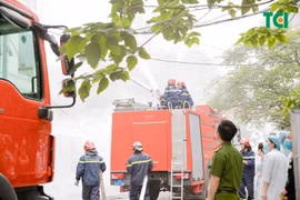 Y tá, bác sỹ, nhân viên Bệnh viện Đa khoa Quốc tế Thu Cúc thoát nạn trong tình huống cháy giả định