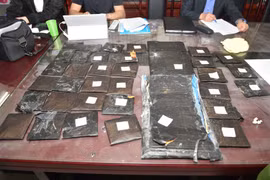 Cán mỏng cocain giấu trong quyển truyện, vận chuyển qua đường hàng không