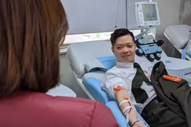 Thượng uý Công an Hà Nội kịp thời hiến máu cứu cháu bé 1 tuổi