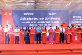 Gắn biển khánh thành công trình tiêu biểu do thành phố lựa chọn