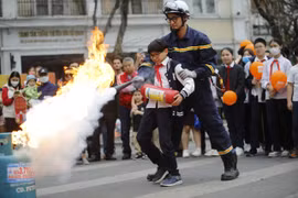 Phút trải nghiệm làm lính cứu hỏa bên hồ Gươm