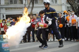 Phút trải nghiệm làm lính cứu hỏa bên hồ Gươm