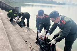 Công an quận Tây Hồ lan tỏa thông điệp: 'Thả cá xuống hồ Tây, hãy giữ lại túi nilon'