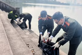 Công an quận Tây Hồ lan tỏa thông điệp: 'Thả cá xuống hồ Tây, hãy giữ lại túi nilon'