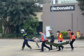 Diễn tập tình huống khẩn nguy, cần di chuyển xe ô tô đang đỗ bị khóa cửa