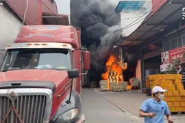 Dập tắt đám cháy cửa hàng kinh doanh bếp gas 