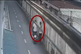 Đi bộ cầm điện thoại, cô gái trẻ gặp ngay kẻ cướp giật