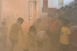 Hàng trăm học sinh thực hành thoát nạn trong khói 