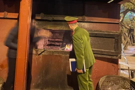 Lính cứu hỏa thức trắng đêm để người dân du xuân an vui