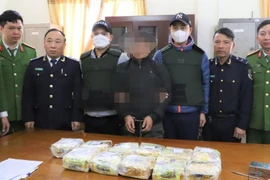 Thuê taxi vận chuyển 11 kg ma túy đá