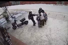 Hình ảnh chủ cửa hàng tạp hóa nhanh trí tóm gọn tên trộm 